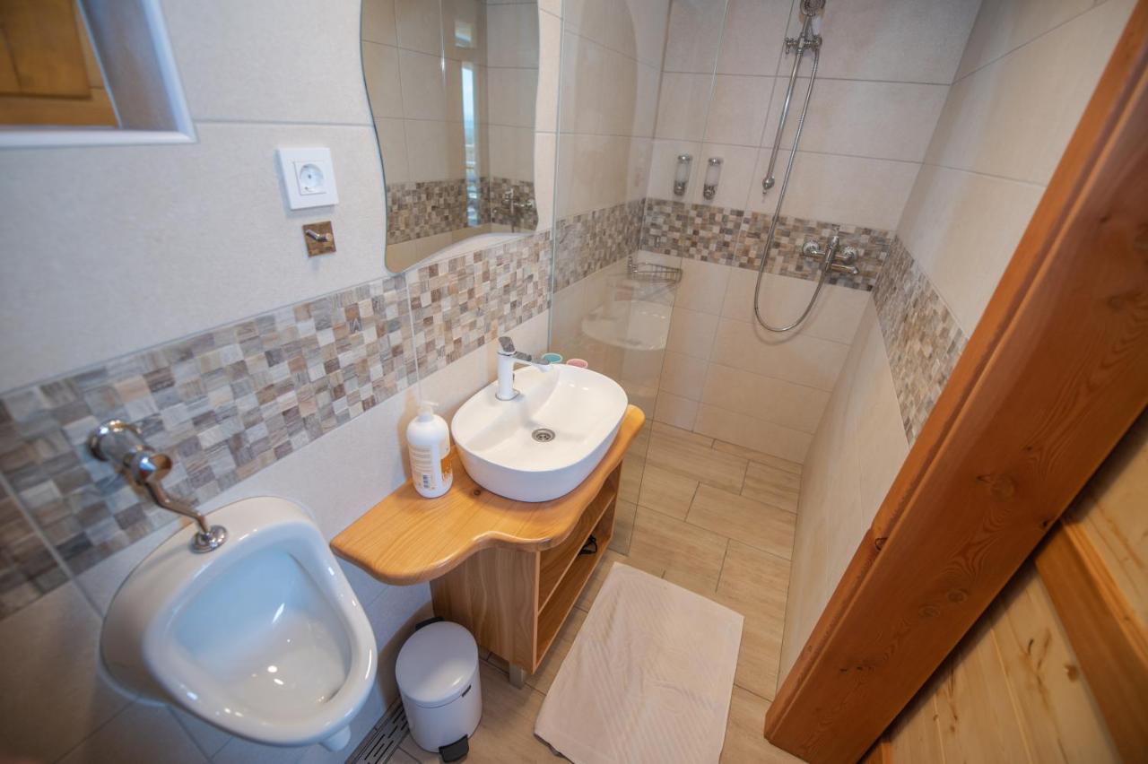 Holiday Home Ernest Zelezni With Hot Tub Ivancna Gorica Exterior foto